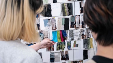 Estudantes observam amostras de tecido no Bunka Fashion College, em Tóquio