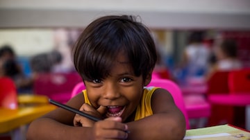 Metade das crianças de 8 anos não sabe ler, mas impor um método de ensinar não vai nem de longe resolver a questão. Foto: Tiago Queiroz/Estadão