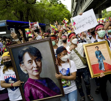 Imigrantes de Mianmar protestam em Bangcoc contra golpe militar