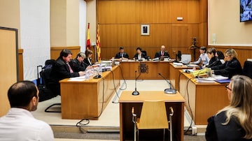 Daniel Alves (camisa branca) observa juízes durante julgamento na Espanha. Foto: Jordi Borras/AFP