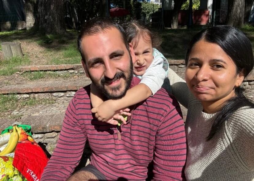 Martín Moresco, 30, Amélie Tamar, 3, e Fernanda Silva, 35, vão para o Canadá porque o Uruguai está muito caro.