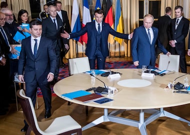 O presidente da França, Emmanuel Macron, senta ao lado do presidente da Rússia, Vladimir Putin, e do presidente da Ucrânia, Volodmir Zelenski, no Palácio do Eliseu, Paris 
