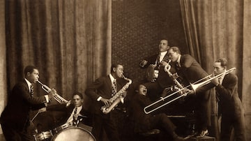 Formação de 1923 com Pixinguinha já no saxofone, influenciado pelo que viu na efervescência de Paris. Foto: COLEÇÃO PIXINGUINHA/ACERVO IMS