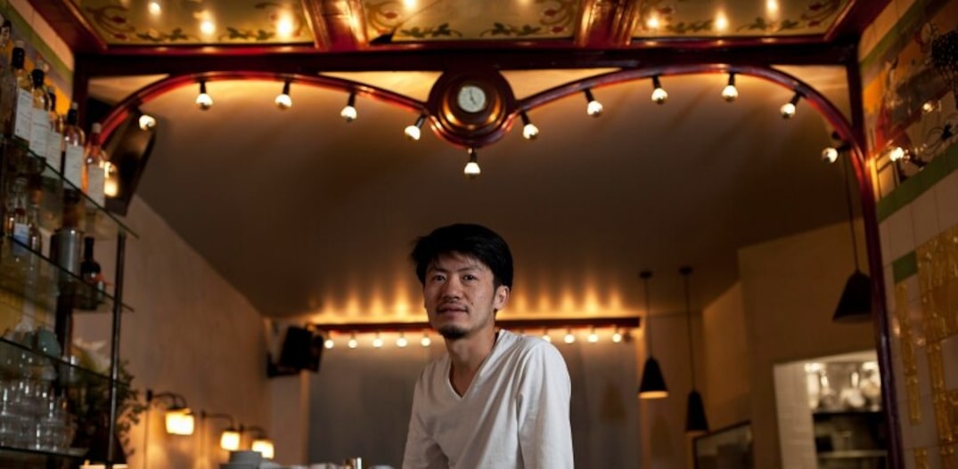 Sota Atsumi, chef do Clown Bar, eleito pela Le Fooding, o melhor bistrô da França em 2015. . Foto: Damien Lafargue|NYT
