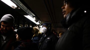 Em Nova York, pessoas são vistas usando máscaras faciais no metrô; país já conta com mais de 60 casos do novo coronavírus. Foto: EFE/EPA/JUSTIN LANE