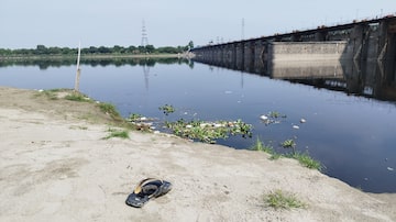 Margem poluída do rio Yamuna, afluente do Ganges, também usado para rituais religiosos e funerais, em Délhi. Foto: Felipe Frazão