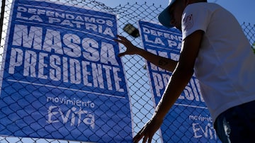 A man hangs a campaign sign promoting presidential candidate Sergio Massa on the outskirts of Buenos Aires, Argentina, Wednesday, Nov. 8, 2023. The Argentine Economy Minister will face  Javier Milei in a run-off election on Nov. 19. (AP Photo/Natacha Pisarenko). Foto: Natacha Pisarenko/AP