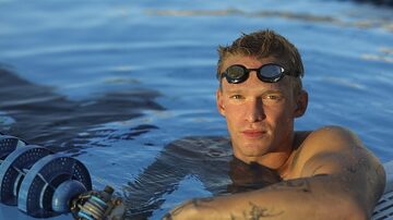 Cody Simpson, umcantorpop australiano, durante um treino de natação. Foto: Eve Edelheit/The New York Times