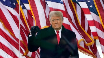FILE - President Donald Trump gestures as he arrives to speak at a rally in Washington, Jan. 6, 2021. A lawyer for Trump said Thursday, March 30, 2023, that he has been told that the former president has been indicted in New York on charges involving payments made during the 2016 presidential campaign to silence claims of an extramarital sexual encounter. (AP Photo/Jacquelyn Martin, File). Foto: Jacquelyn Martin/AP