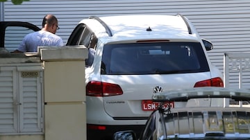 Carro estacionado na casa de Eduardo Cunha está registrado em nome de Altair Alves Pinto. Foto: Fábio Motta|Estadão