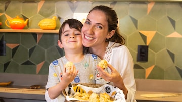 Lu Bonometti e seu filho Marco, de 5 anos, que adora cozinhar ao lado da mãe. Foto: Leo Souza/ESTADÃO