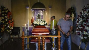 Funeral do candidato a prefeito de Maravatio, Armando Pérez Luna, do conservador Partido da Ação Nacional; ele e o candidato Miguel Ángel Zavala, do partido governista Morena, foram assassinados com horas de diferença. 