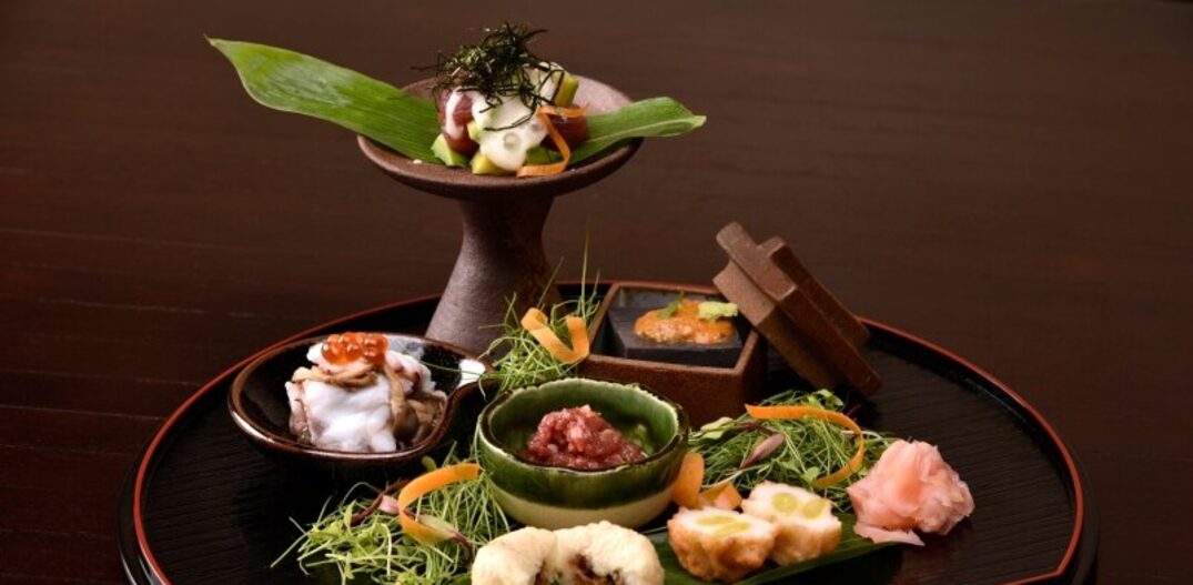 Prato de Shin Koike que inclui ostra, barriga de porco, peixe mapará, magret de pato defumado e lula com caracol. Foto: Drausio Tuzzolo|Divulgação
