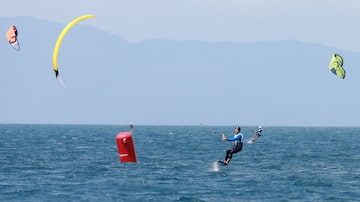 Atletas de kitesurfe na Copa Brasil de Vela, em Ilhabela. Foto: Nilton Fukuda/Estadão