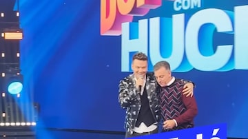 Michel Teló e Luciano Huck no palco do 'Caldeirão com Huck' de Dia dos Pais. Foto: Reprodução de 'Caldeirão com Huck' (2023)/TV Globo