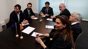 O presidente do Parlamento Catalão, Roger Torrent, se reuniu com Puigdemont e seus 4 ex-secretários exilados em Bruxelas. Foto: REUTERS/Yves Herman