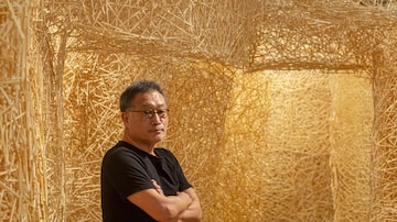 Oartista japonês Tadashi Kawamata em sua instalacãona Japan House. Foto: TABA BENEDICTO / ESTADÃO