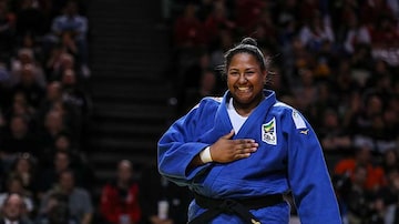 Beatriz Souza celebra o bronze no Grand Slam de Paris. Foto: Divulgação / IJF