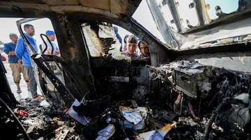Agentes inspecionam veículo em que trabalhadores humanitários estavam em Deir al-Balah, na Faixa de Gaza, em imagem da terça-feira, 2. Funcionários foram alvos de ataque aéreo israelense