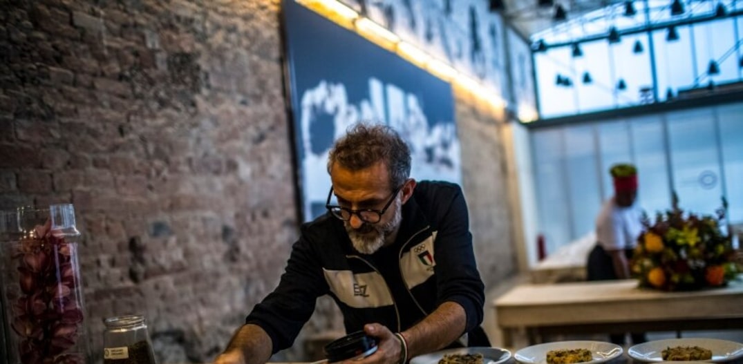 O chef Massimo Bottura finalizando os pratos no Reffetorio Gastromotiva no Rio de Janeiro. Foto: Dado Galdieri|The New York Times