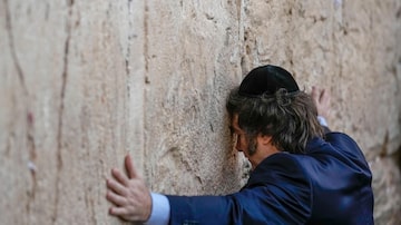 O presidente da Argentina, Javier Milei, no Muro das Lamentações, em Jerusalém, em 8 de fevereiro