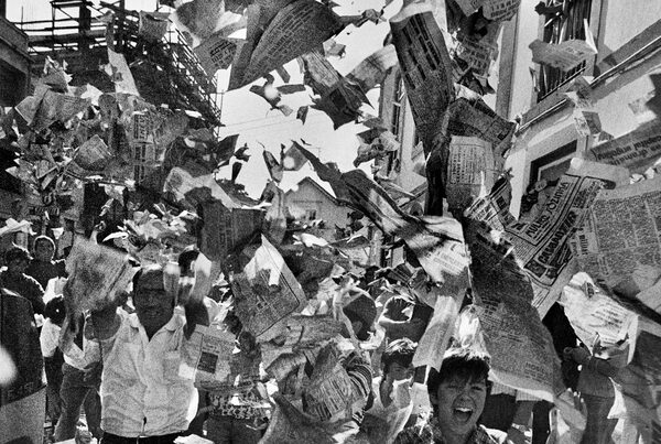 Sebastião Salgado na Revolução dos Cravos: Veja fotos inéditas que estarão na exposição do MIS Foto: © Sebastião Salgado