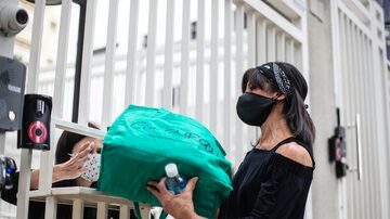 Ana Curan, sócia da Cia. Curan, entregando a encomenda a Alessandra Jazra. Foto: Werther Santana/Estadão
