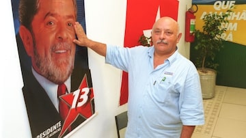 O irmão do ex-presidente Lula, Frei Chico, posa com um cartaz da campanha presidencial do petista de 2002. Foto: Monalisa Lins / AE