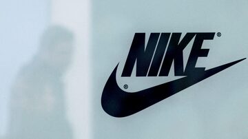 FILE PHOTO: A customer is reflected in a shop window decorated with Nike store logo at the outlet village Belaya Dacha outside Moscow, Russia, April 23, 2016.  REUTERS/Grigory Dukor/File Photo. Foto: Grigory Dukor/File Photo/Reuters