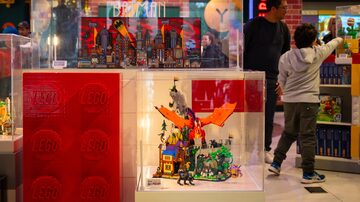 Um conjunto Lego comemorativo do 50º aniversário de Dungeons & Dragons foi projetado por Lucas Bolt como parte do programa da empresa que solicita ideias diretamente dos fãs