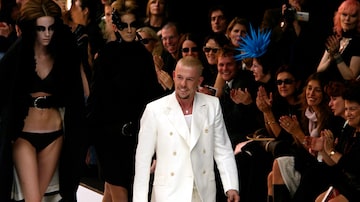 O estilista britânico Alexander McQueen, em desfile de sua coleção em2003, em Paris. Foto: Philippe Wojazer/ Reuters