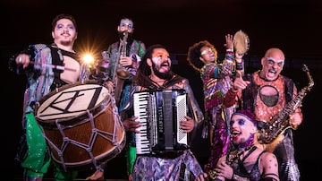Cena do musical Jacksons do Pandeiro, com a companhia Barca dos CoraçõesPartidos. Foto: Renato Mangolin