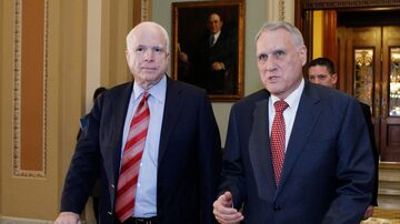 Jon Kyl (D) assumirá a vaga de McCain (E), cujo mandato seencerra em 2022. Foto: MOLLY RILEY / AFP