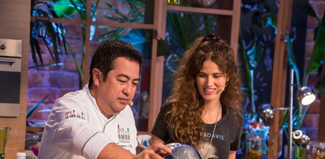 O chef banqueteiro Viko Tangoda e a cantora Ana Cañas, no segundo episódio de Tempero e Arte. Foto: Reprodução
