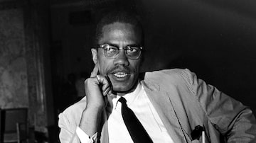 Malcolm X responde a perguntas em coletiva no Hotel Theresa, em Nova York, em 21 de maio de 64. Foto: AP Photo