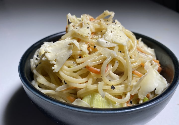 Espaguete com molho cremoso de vegetais