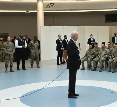 US President Joe Biden (C) talks to service members from the 82nd Airborne Division, who are contributing alongside Polish Allies to deterrence on the Alliance’s Eastern Flank, in the city of Rzeszow in southeastern Poland, around 100 kilometres (62 miles) from the border with Ukraine, on March 25, 2022. - Biden is due to meet US soldiers stationed in the area and non-governmental organisations helping Ukrainian refugees fleeing Russia's invasion. (Photo by Brendan SMIALOWSKI / AFP)