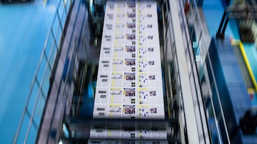 Edição do diário francês Le Figaro é impressa na França; diário adotou o formato berliner. Foto: MARTIN BUREAU / AFP