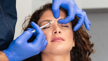 Close up of beautician expert's hands injecting botox in female forehead. Foto: hedgehog94/Adobe Stock