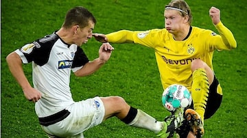 Erling Haaland, do Borussia Dortmund, disputa bola com Huenemeier, doPaderborn. Foto: Frederic Scheidemann/EFE