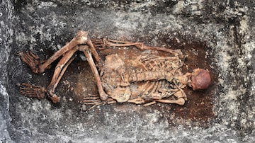 In an undated image provided by Michal Podsiadlo, a 4,000-year-old skeleton found in Bulgaria of a member of the Yamnaya, the Bronze Age pastoralists who lived on the steppes from Ukraine to Kazakhstan and from whom most people in northern Europe can trace their ancestry. DNA fragments from thousands of years ago are providing insights into multiple sclerosis, diabetes, schizophrenia and other illnesses. (Michal Podsiadlo via The New York Times) NO SALES; FOR EDITORIAL USE ONLY WITH NYT STORY SCI SKELETONS HEALTH INSIGHTS BY CARL ZIMMER FOR JAN. 22, 2024. ALL OTHER USE PROHIBITED. Foto: Michal Podsiadlo/The New York Times
