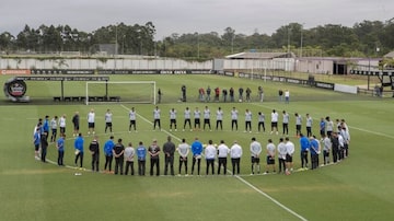 Jogadores do Corinthians fazem um minuto de silêncio pela Chapecoense. Foto: Divulgação|Corinthians