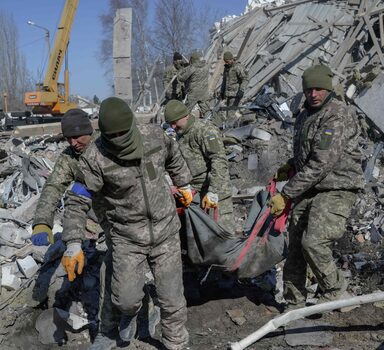 Soldados ucranianos retiram corpo de fuzileiros mortos em ataque russo  em Mikolaiv, no sul da Ucrânia