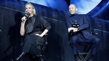 Charlize Theron e Jason Statham divulgam o filme 'Velozes e Furiosos 8', na China. Foto: Aly Song/ Reuters
