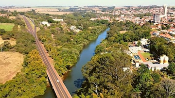 Foto aérea de Santa Cruz do Rio Pardo, com destaque ao rio Pardo, que da nome à cidade. Foto: Reprodução/Prefeitura de Santa Cruz do Rio Pardo