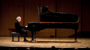 O mítico pianista András Schiff memória prodigiosa e interpretação emocionante. Foto: NYT