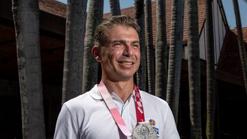Rodolpho Riskalla exibe suamedalha de prata na Paralimpiada de Tóquio. Foto: Taba Benedicto/Estadão