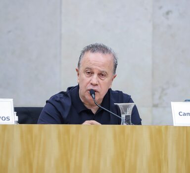 Vereador Camilo Cristófaro durante reunião da CPI dos Aplicativos