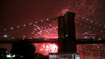 A ponte do Brooklyn no ano novo de 2016. Foto: REUTERS/Andrew Kelly