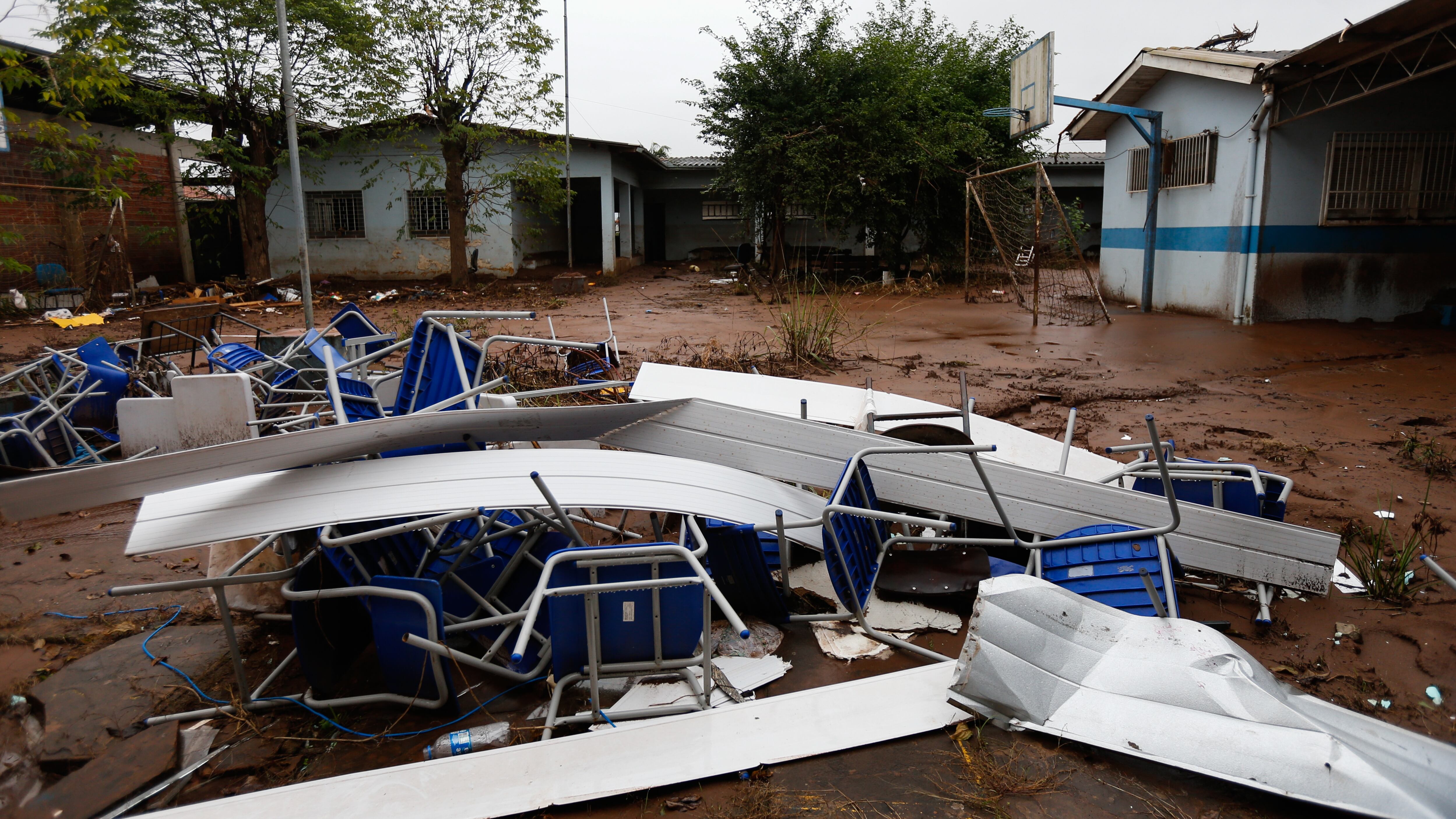 Escola estadual em Roca Sales, no Rio Grande do Sul, destruída pelas enxurradas no Estado